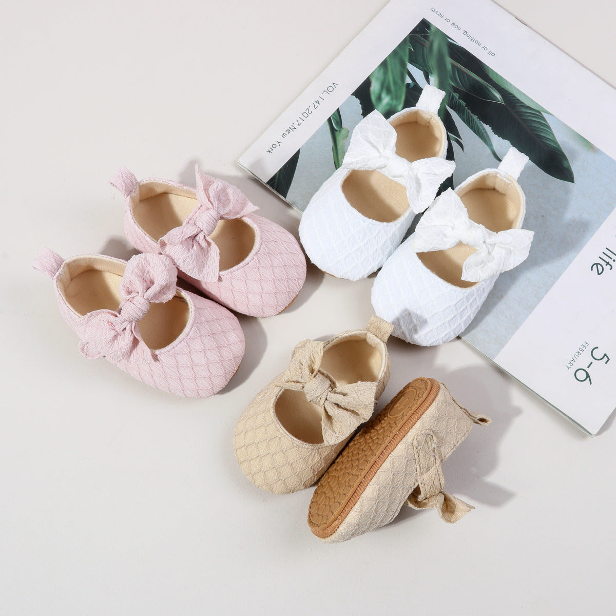 Children's shoe with bow