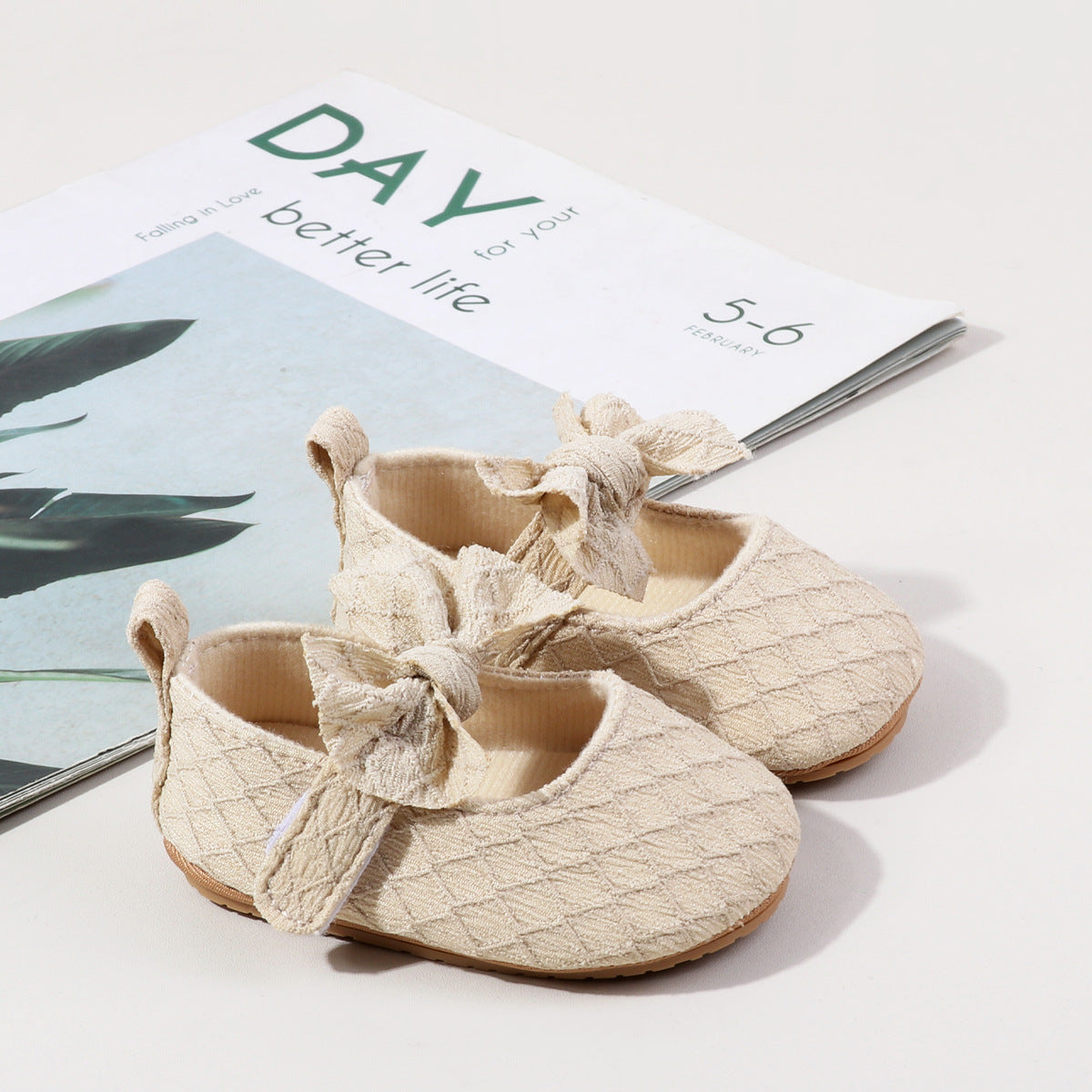 Children's shoe with bow