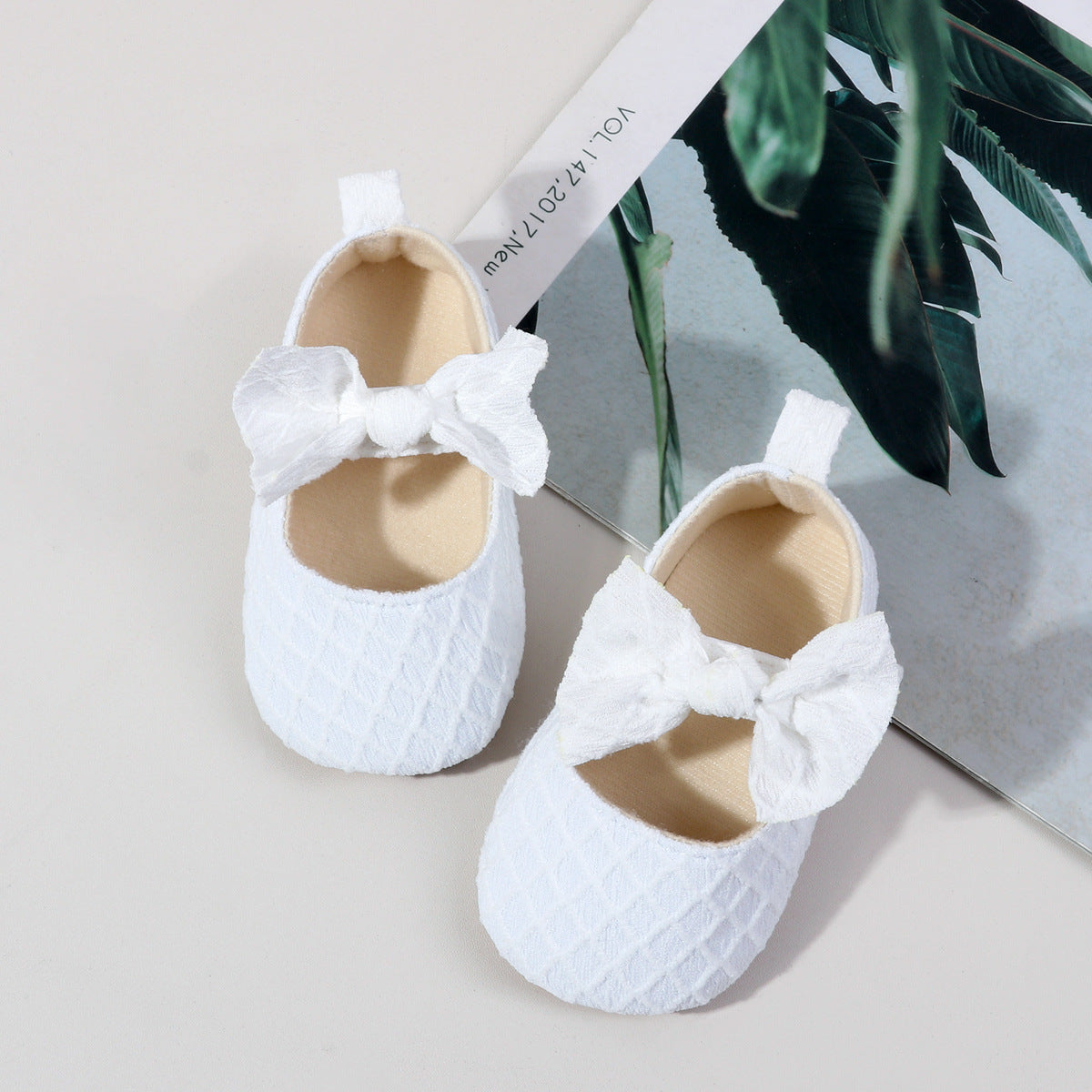 Children's shoe with bow