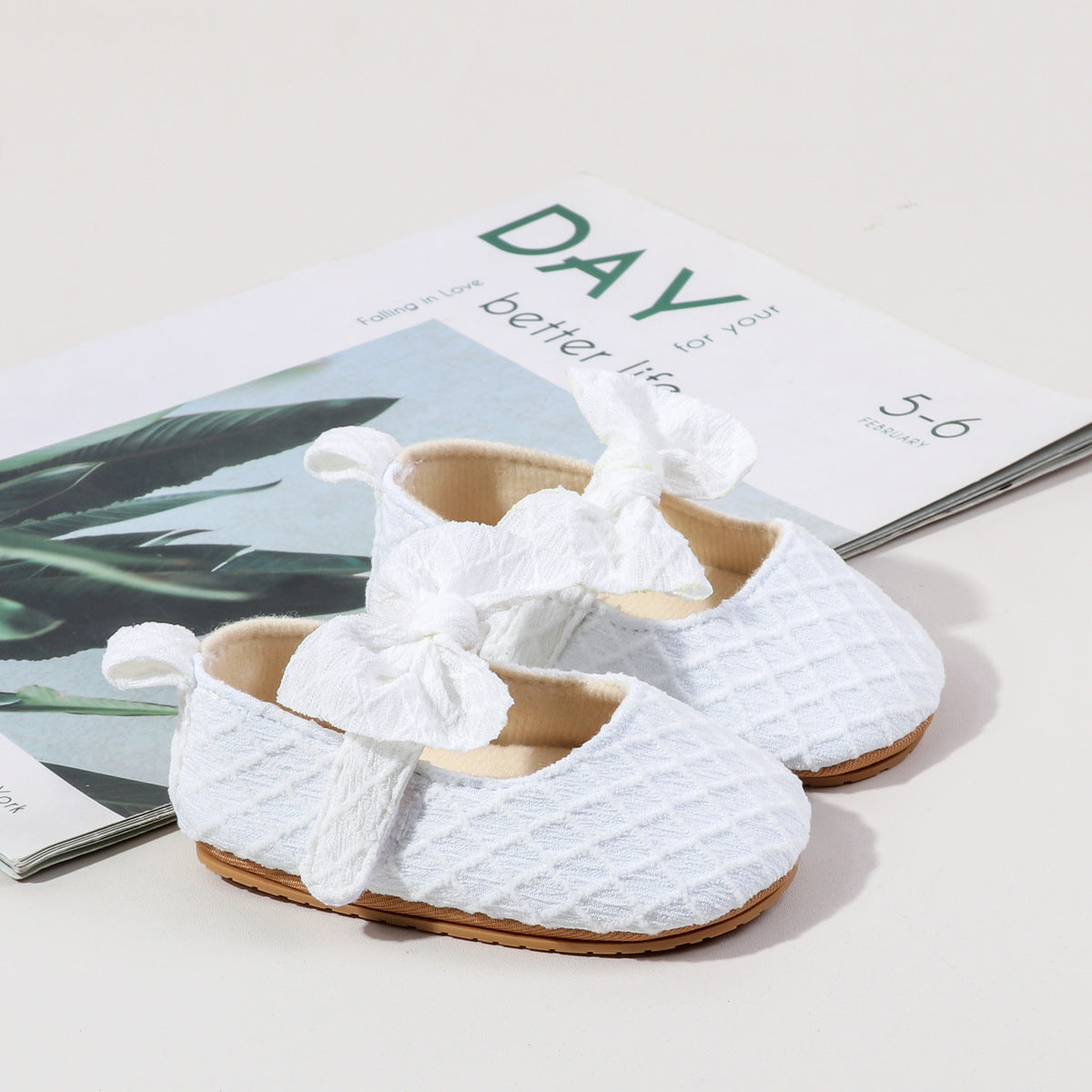 Children's shoe with bow