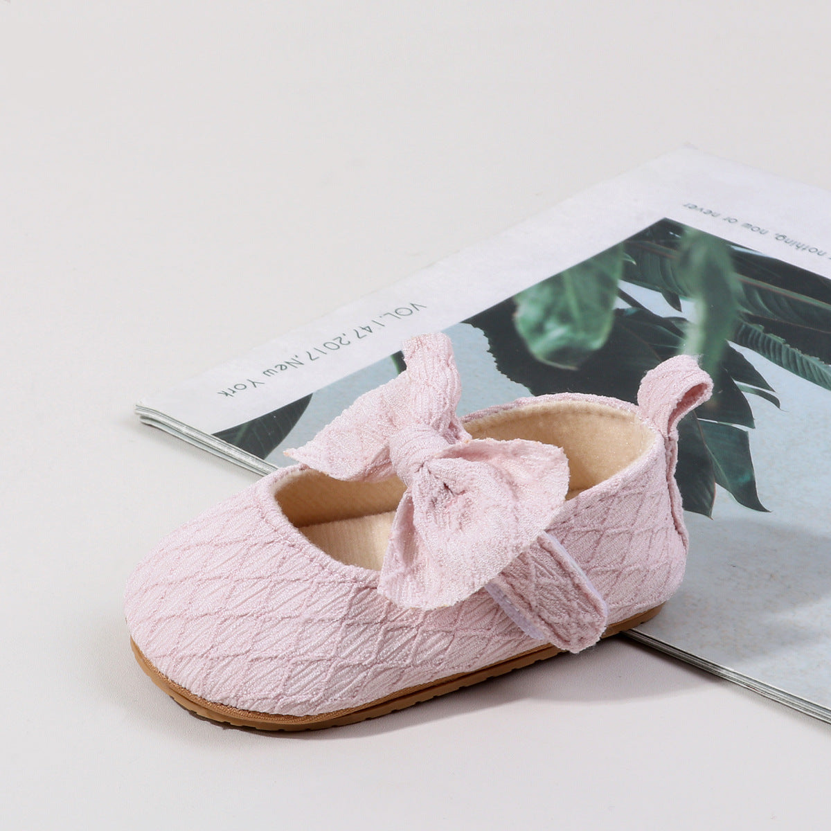 Children's shoe with bow