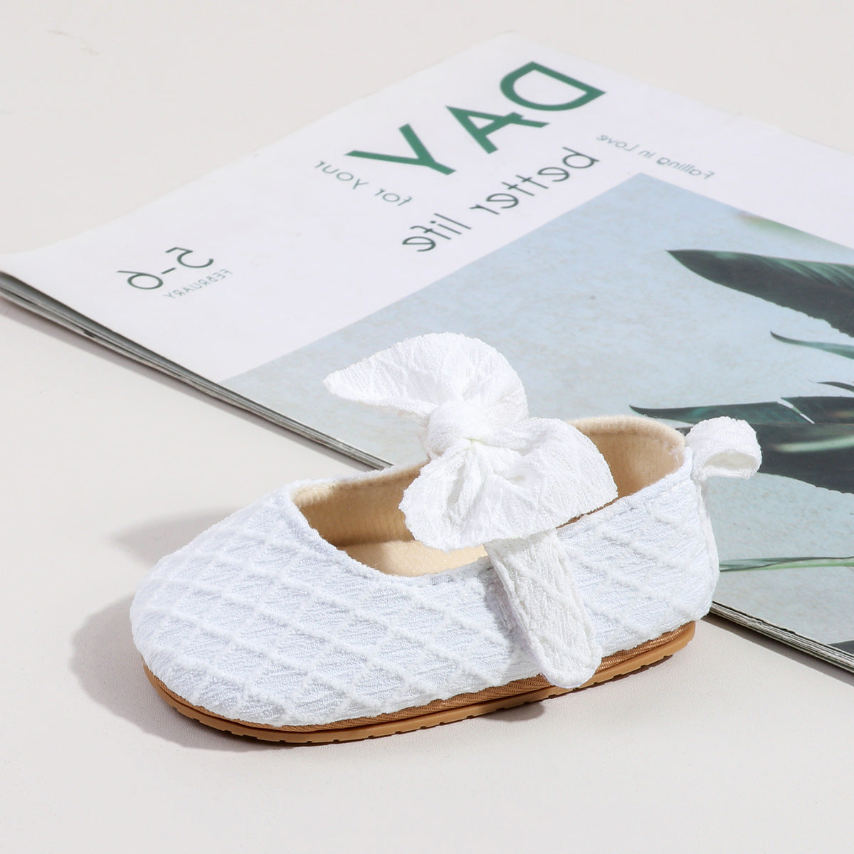 Children's shoe with bow