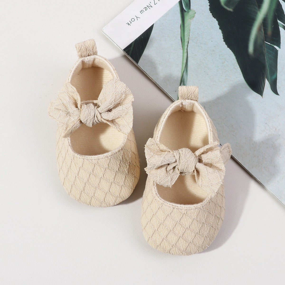 Children's shoe with bow