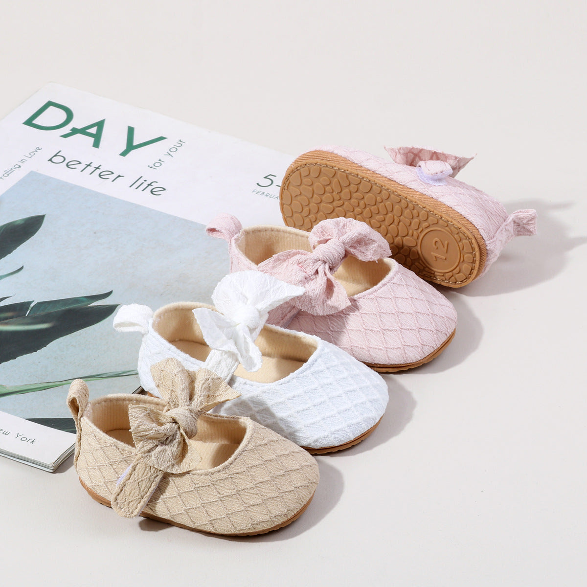 Children's shoe with bow